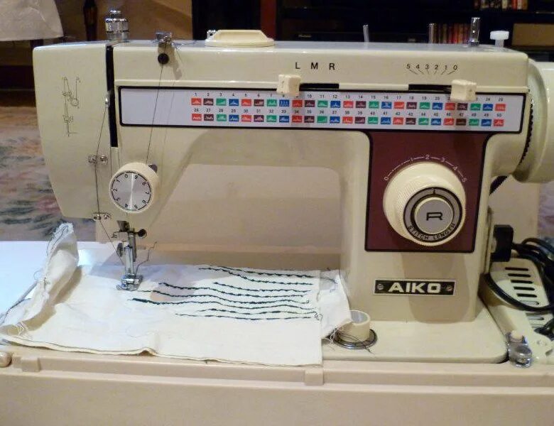 Швейная машинка япония. Швейная машинка Aiko. Швейная машинка Aiko AEL-350. Японская швейная машинка Aiko. Швейная машина Iika Чехословакия.