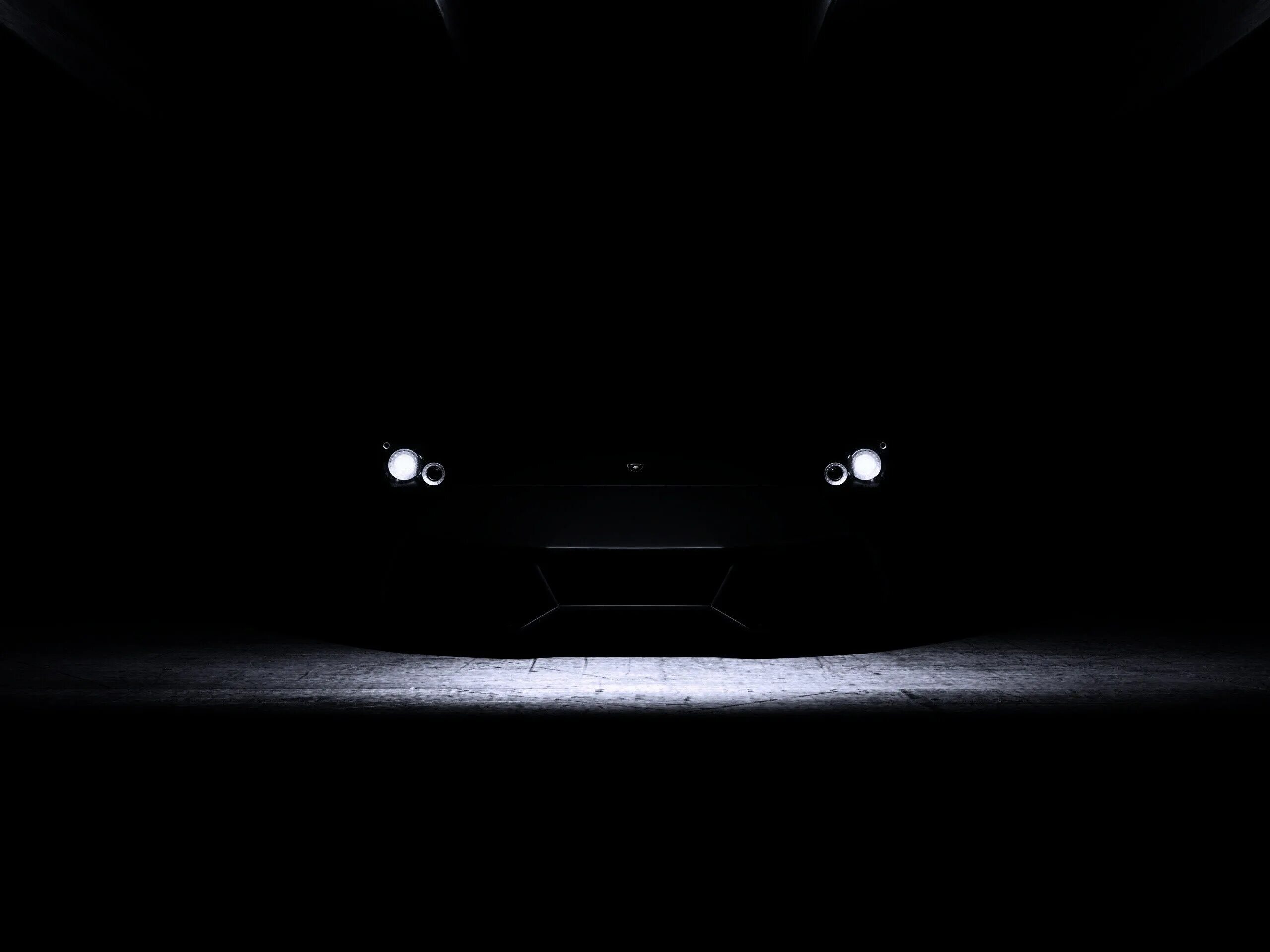 Фары черной машины. Фары в темноте. Машина в темноте. Фары машины в темноте. Черная машина в темноте.