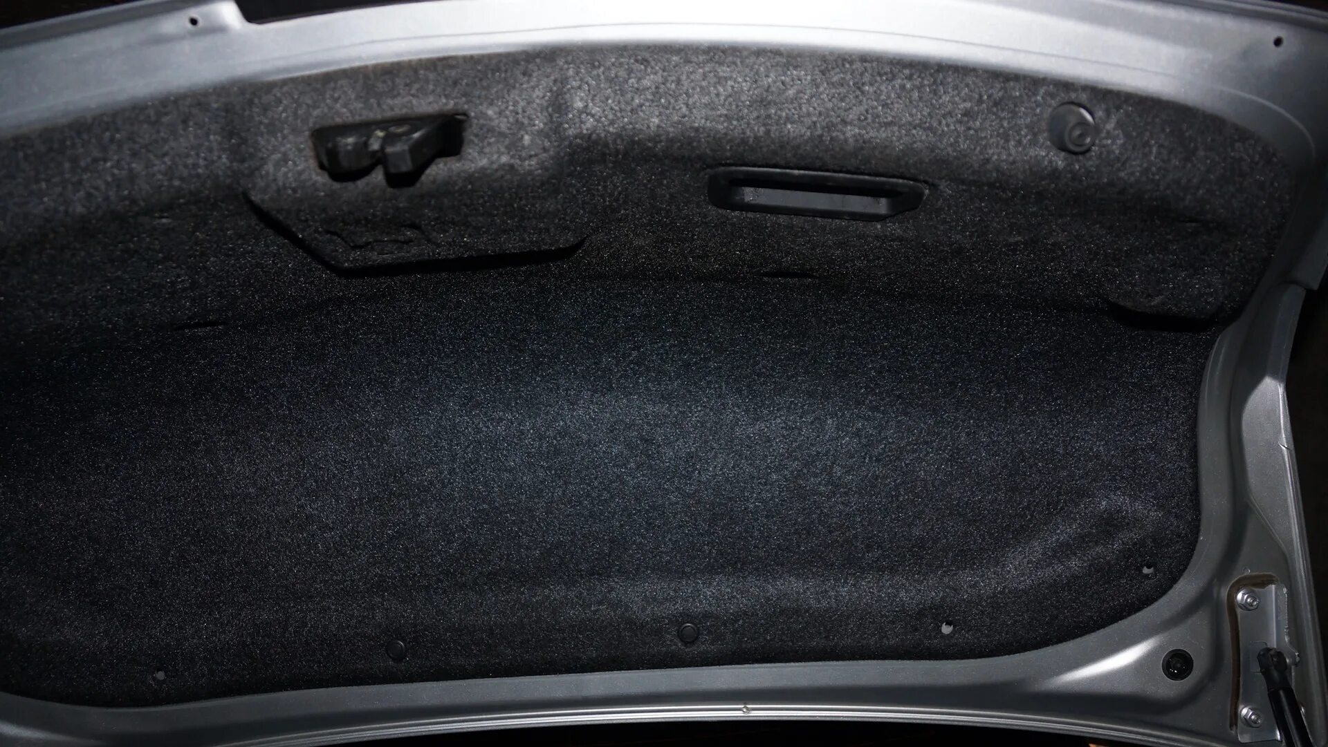 Багажник мазда 6 gg. Mazda 6 концевик багажника. Багажник изнутри Mazda 6 gg. Правая ниша багажника Mazda 6. Mazda 6 gg концевик багажника.