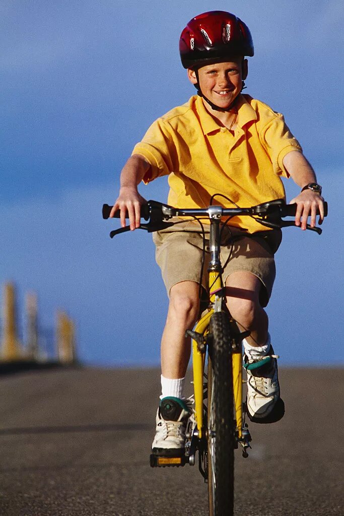 The children ride bikes. Дети с велосипедом. Велосипедист ребенок. Велосипед для малышей. Велосипед Bike.