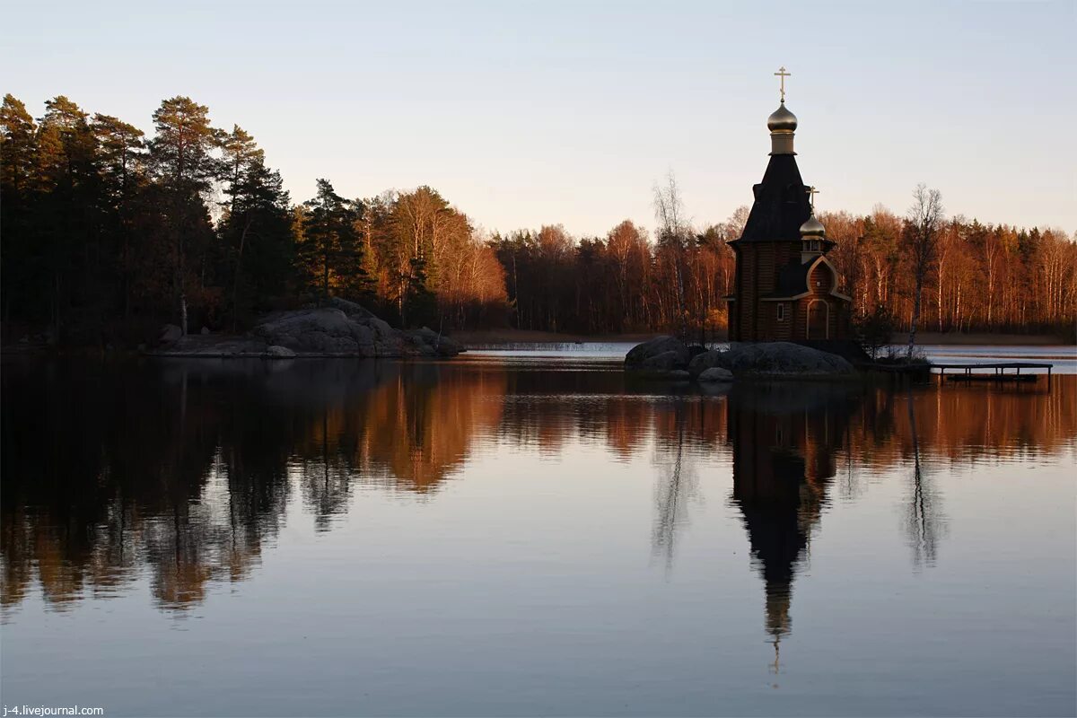 Городище ленинградская область. Храм Андрея Первозванного на Вуоксе. Церковь Андрея Первозванного на реке Вуокса. Тиверская крепость Приозерский. Церковь Андрея Первозванного на реке Вуоксе в Разное время года.