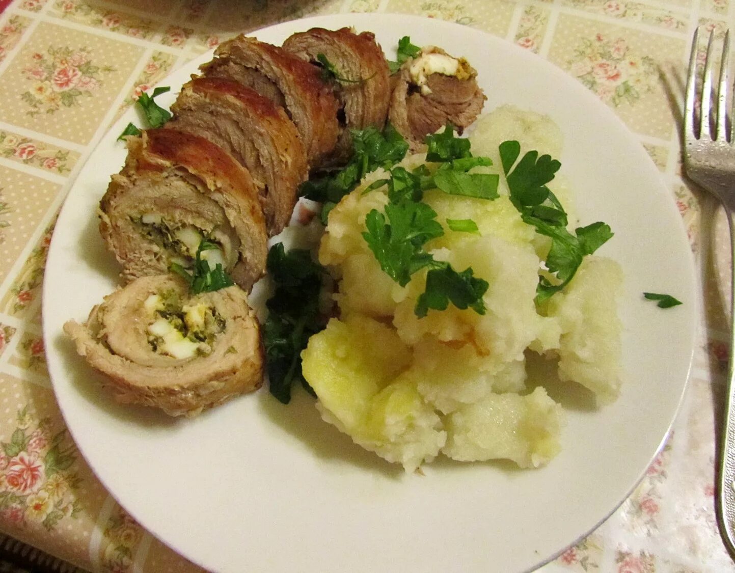 Мясные рулеты разные. Мясные рулеты «сливовая долина». мясные рулетики тушеные. мясной рулет в духовке. мясной рулет на сковороде.