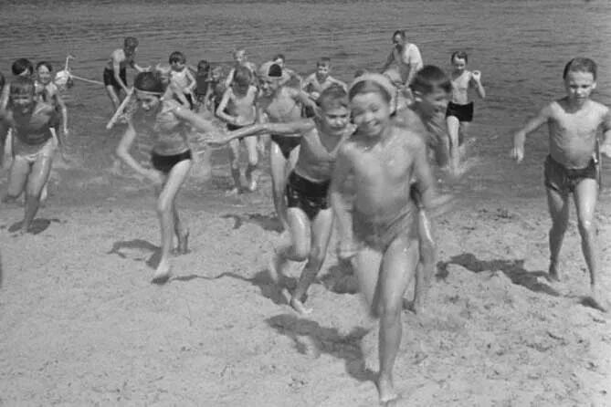 Артек лагерь СССР солнечные ванны. Пионерский лагерь Юность 1955. Детский лагерь купаются Артек. Купание в советских лагерях. Купание в лагере