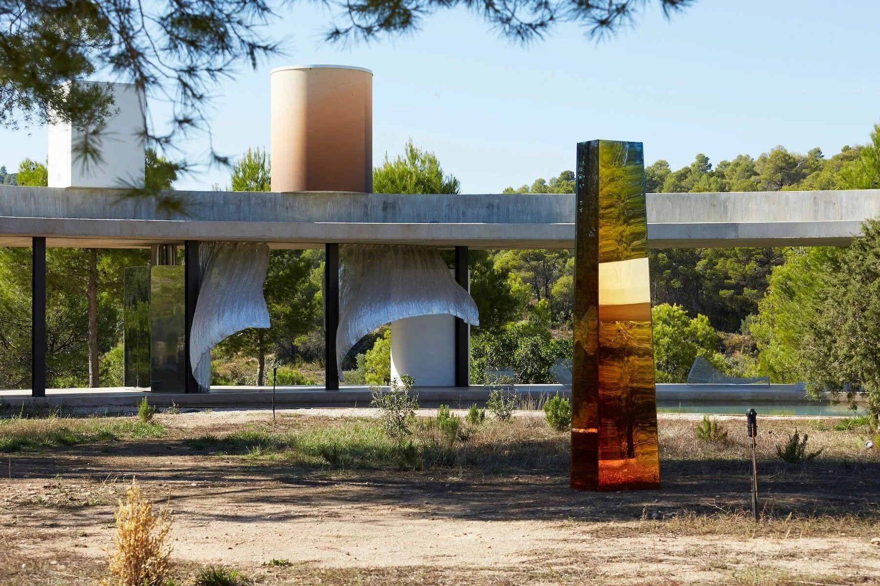 Необычные надгробные памятники. Гранитный памятник на двоих. Таинственный монолит. Зеркальное отражение на памятники. Обелиск основанию павловска.