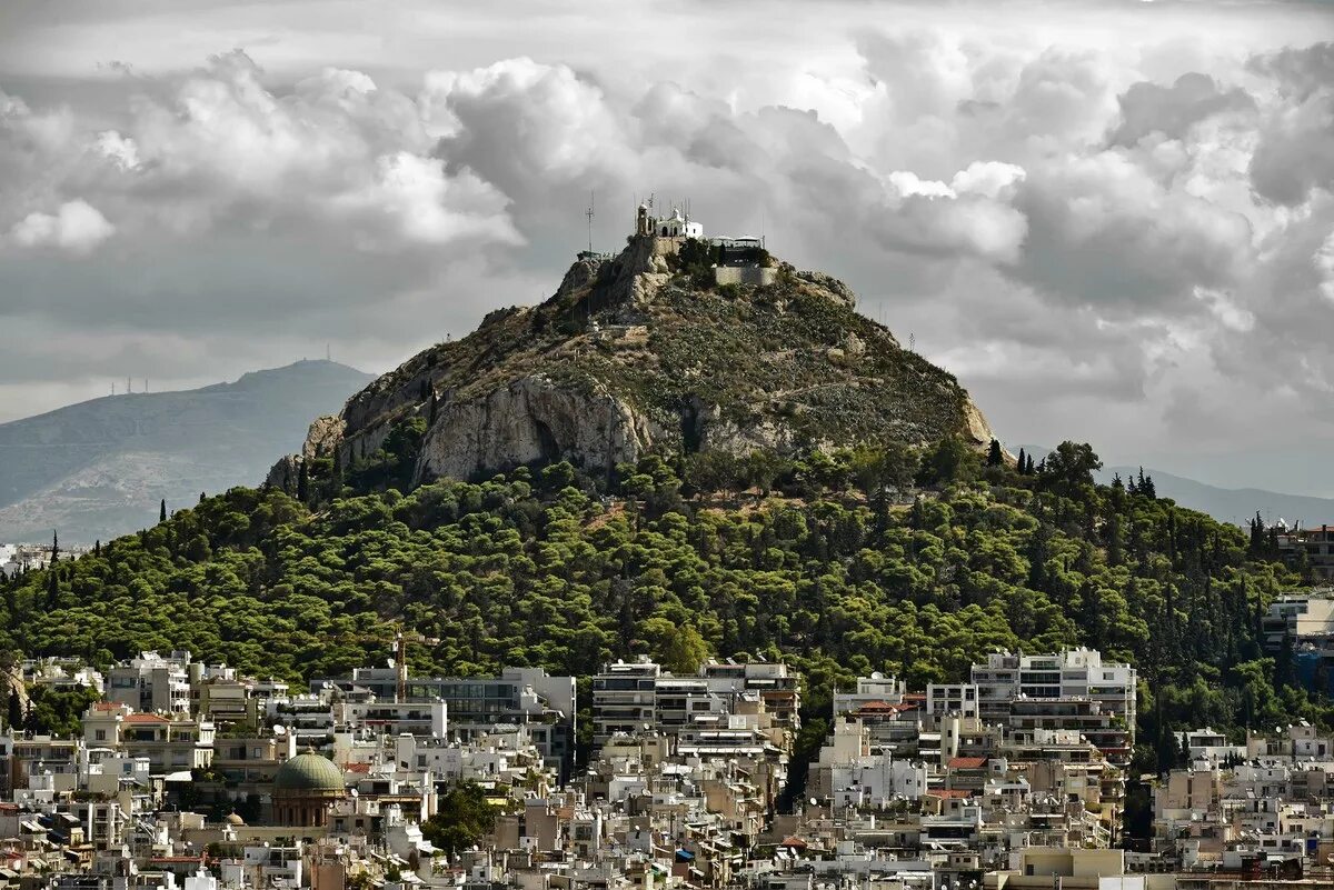 Самые высокие горы греции олимп и. Холм Ликавитос в Афинах. Гора Ликавитос Афины Греция. Гора Ликабет в Афинах. Холм Ликабет Афины.