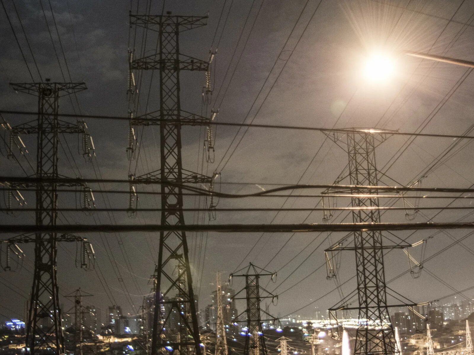 Электроэнергетика. Воздушные электролинии в городе. Много электроэнергии. Лэп. Импорт электроэнергии.