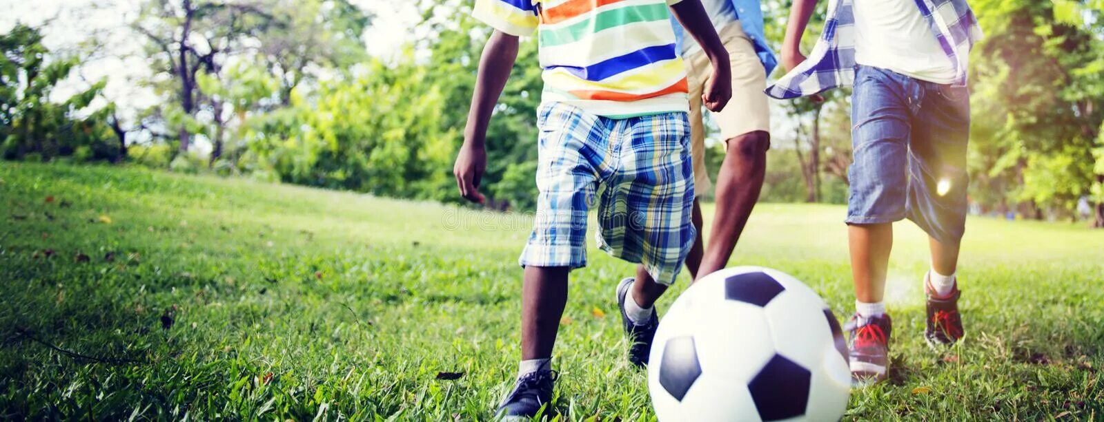 My brother plays football. Дети на футболе 1920*768. Футбол 1920 768. Brother Play Football. Outdoor Football with Family.