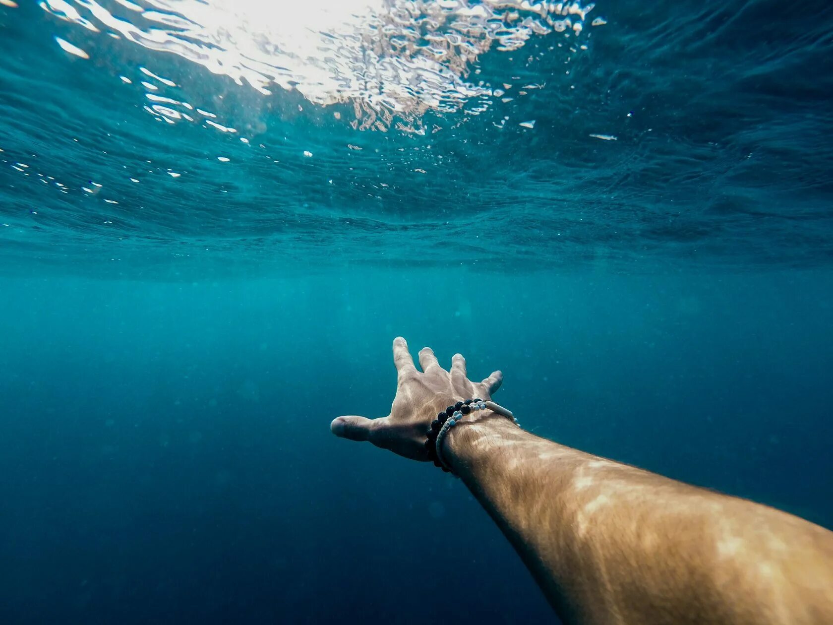 Life is diving. Под водой. Море под водой. Рука в океане. Вода в руках.