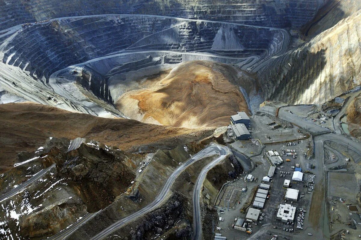 Что добывают в сша больше всего. Карьер Kennecott Bingham Canyon mine. Бингем-каньон (Юта, США). Карьер «Бингем-каньон» в США. Оползень карьер Бингем США.