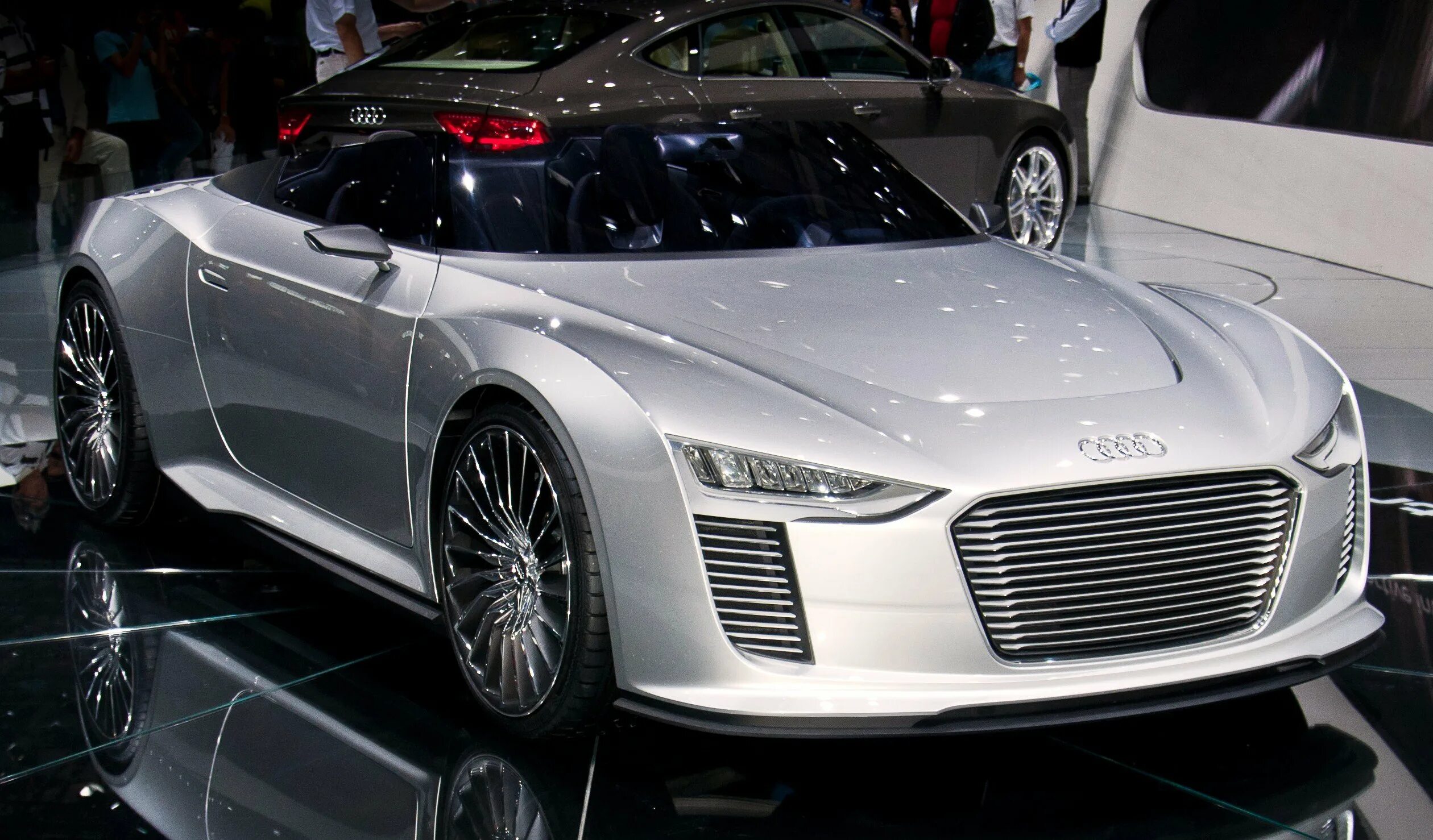 Audi e-tron 2013. Audi e tron Spyder. Audi e-tron Spyder Concept 2010. Audi r8 2023. Топ машин 2023 год