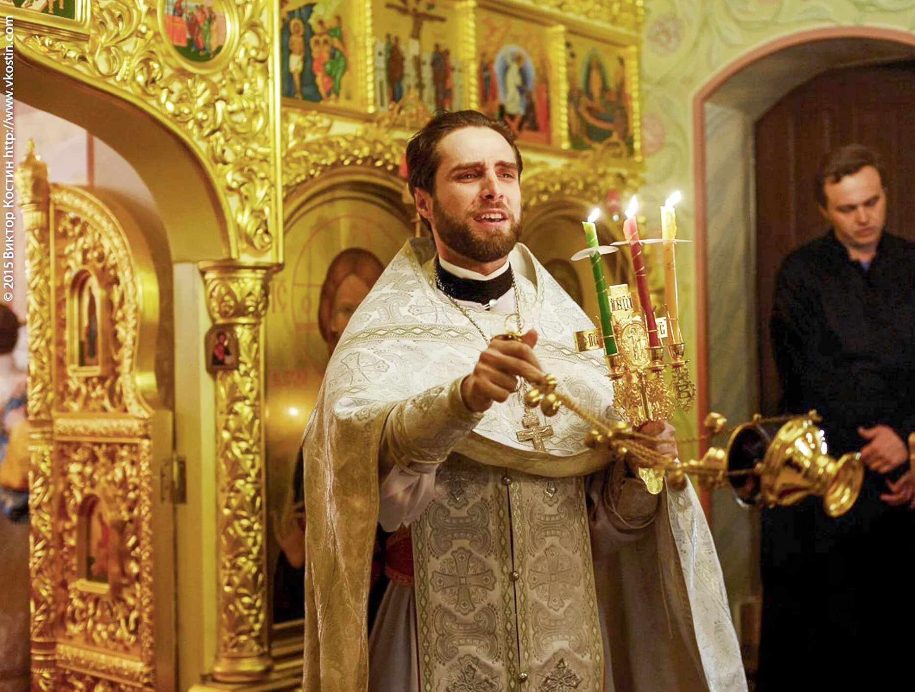 Приход батюшки. Православный священник. Священник в церкви.