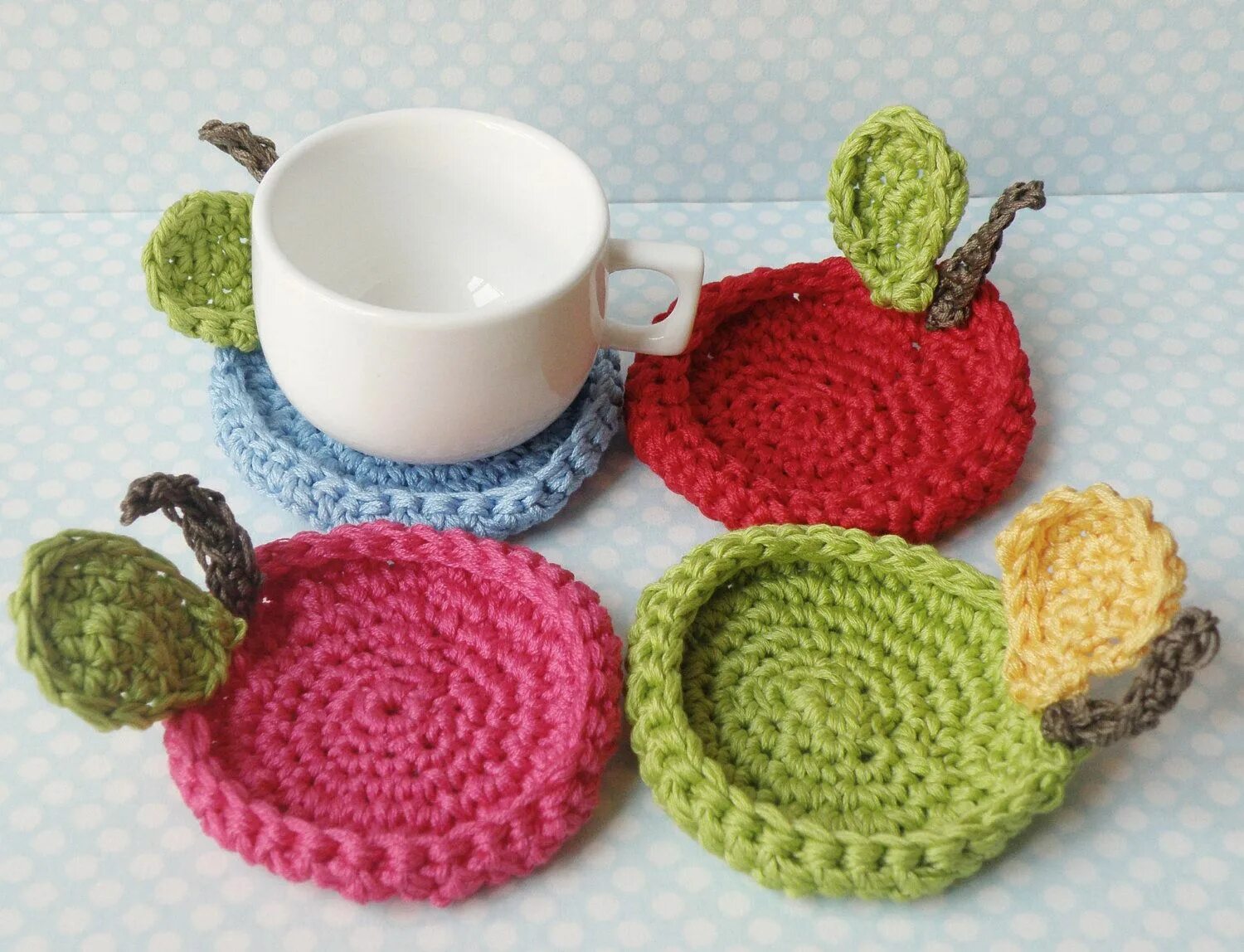 вязаные подставки под горячее. вязаные подставки под горячее крючком. схемы вязания крючком подставок под кружки. кружки крючком для начинающих. кружки крючком для начинающих.