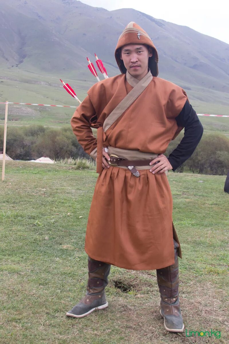 национальная одежда кочевников. наряд кочевника. одежда кочевников. монголы кочевники. наряд кочевника.