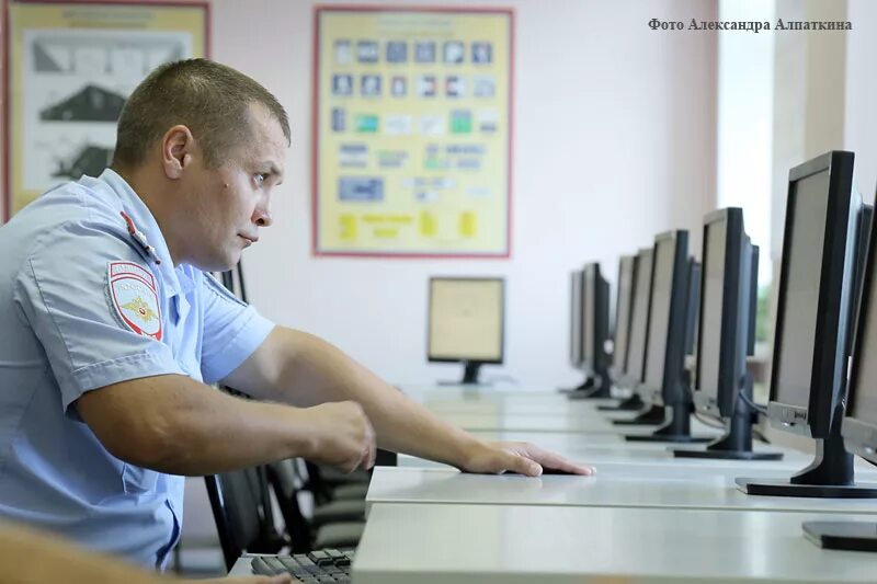 Инспектор ГИБДД на экзамене. Экзамен ГИБДД. Сотрудники ГИБДД экзаменационный отдел. Инспектор экзаменационного отдела ГИБДД. Экзамен гибдд новосибирск