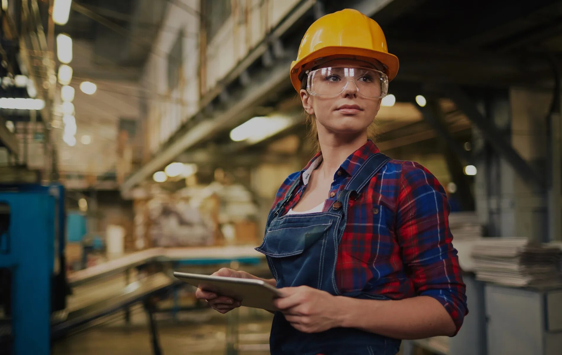 Сколько человек работает на производстве. Женщина в каске на заводе. Инженер в каске на заводе. Женщины в мужских профессиях. Рабочий на заводе.