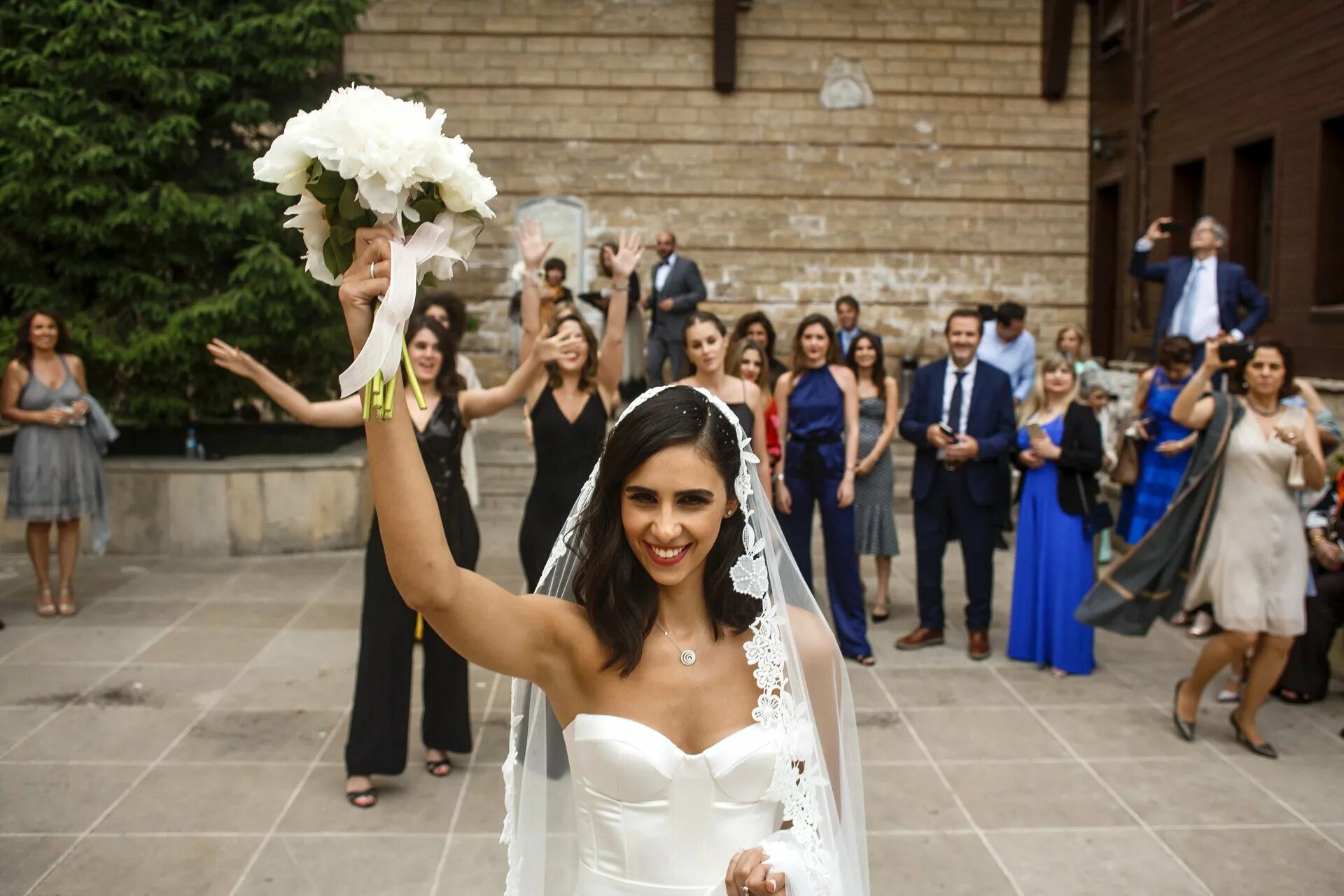 Бурак озчивит и фахрие эвджен. Турецкая невеста. Красивая свадьба. Свадебный наряд для невесты. Роскошная свадьба.