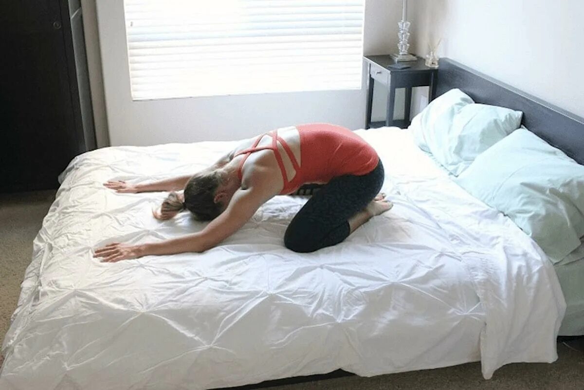 Утренняя йога в постели. Yoga in bed. Упражнения лежа на кровати. Утренняя гимнастика в постели. Поза в постели березка.