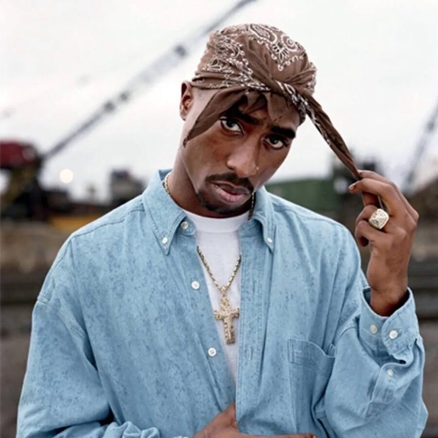 Good follow. Тупак Шакур в бандане. 2pac в бандане. 2pac рэпер. 2pac Шакур в бандане.