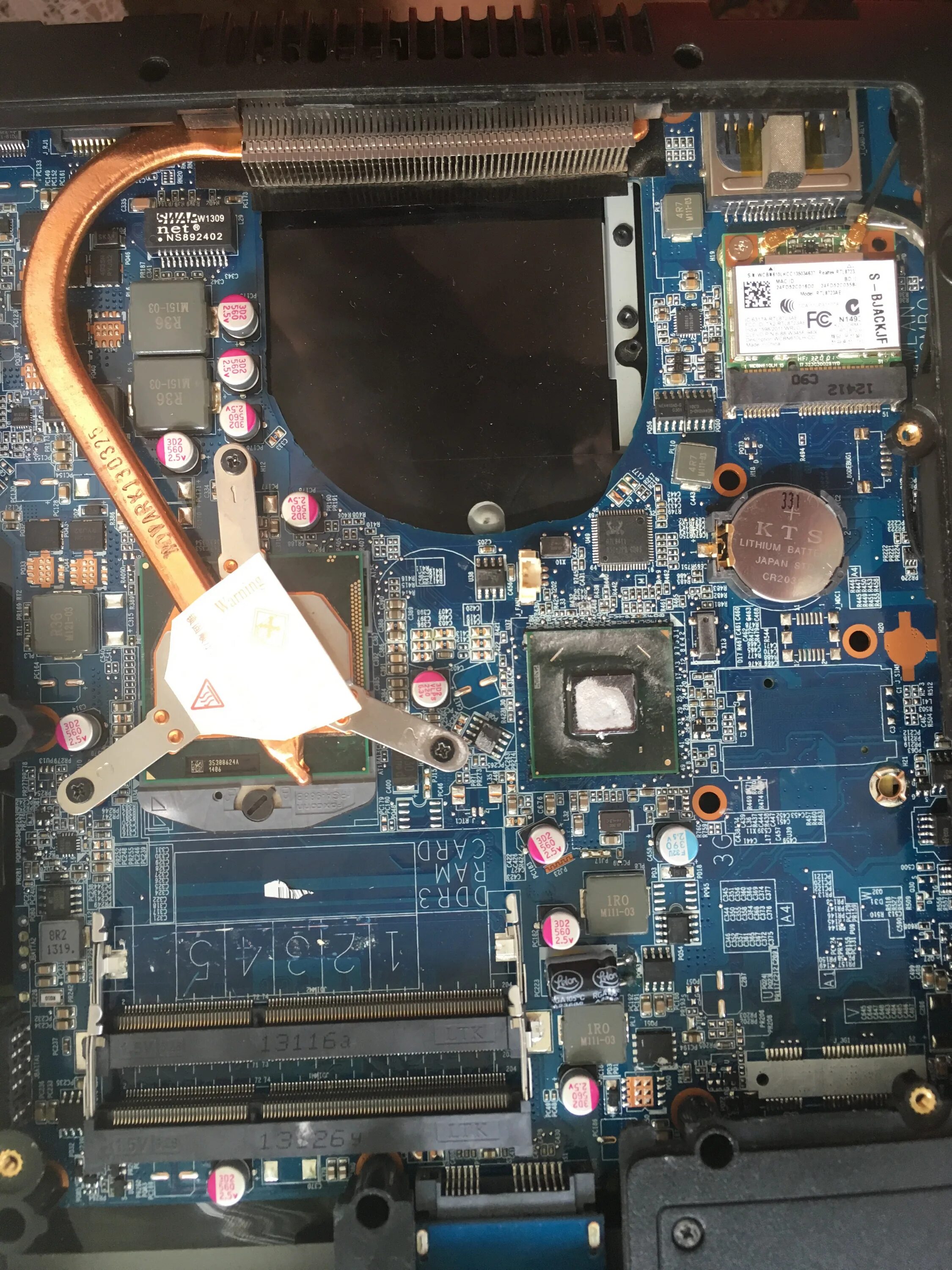 Dell inspiron n5110 bios. Батарейка материнской платы на bios на ноутбуке. Батарейка биос для ноутбука леново. Плата биос в ноутбуке hp. Где биос на ноутбуке.