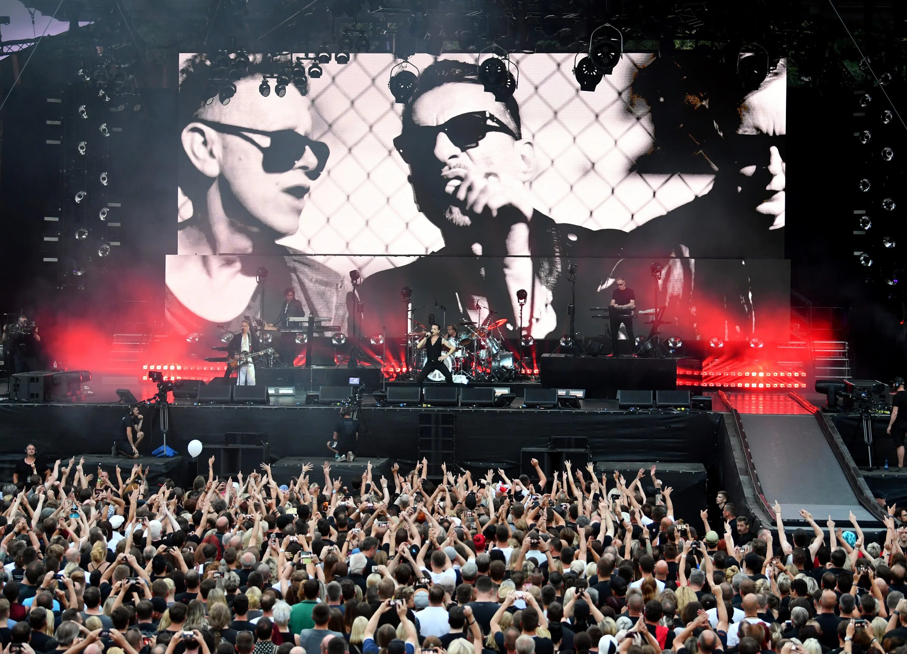 Депеш мод берлин видео. Флетчер депеш мод. andy fletcher depeche mode. флетчер депеш мод похороны. depeche mode энди флетчер.