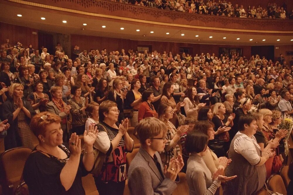 Зрительный зал с людьми. Полный зал людей. Оперный театр историческая сцена москва. Аншлаг в театре. Театр вид со сцены.