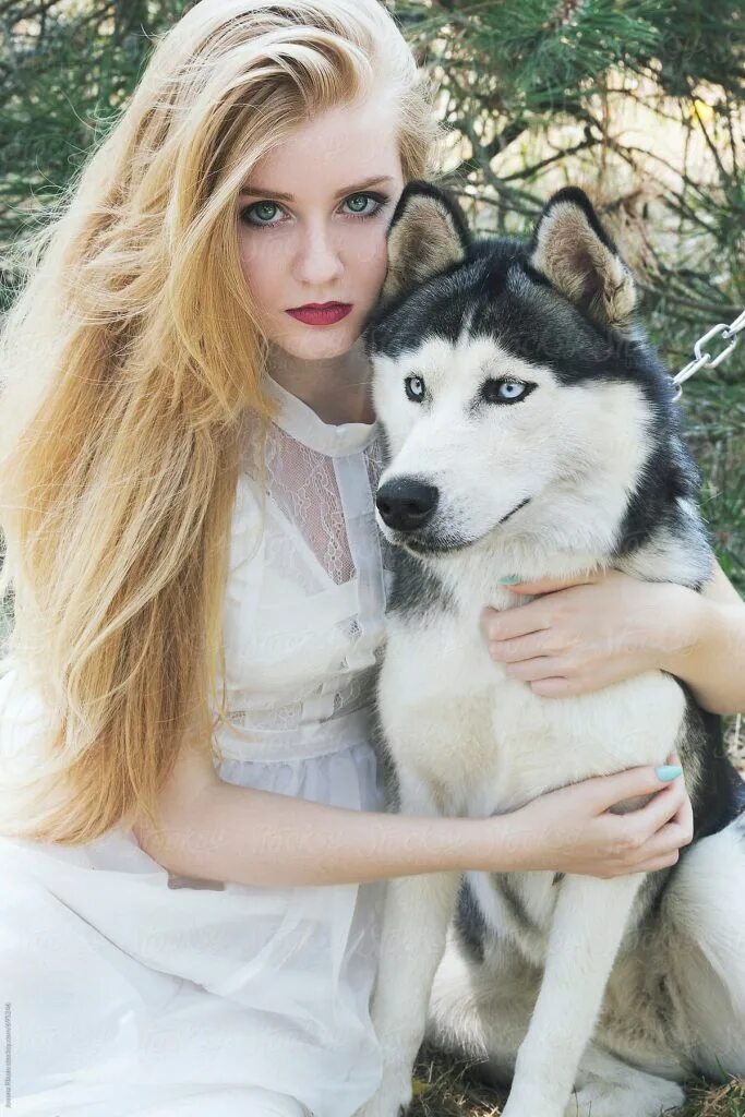 Девочка с собакой из лайка. Одри хаски модель. Одри хаски модель в молодости. Девушка с собакой. Красивая девушка с собакой.
