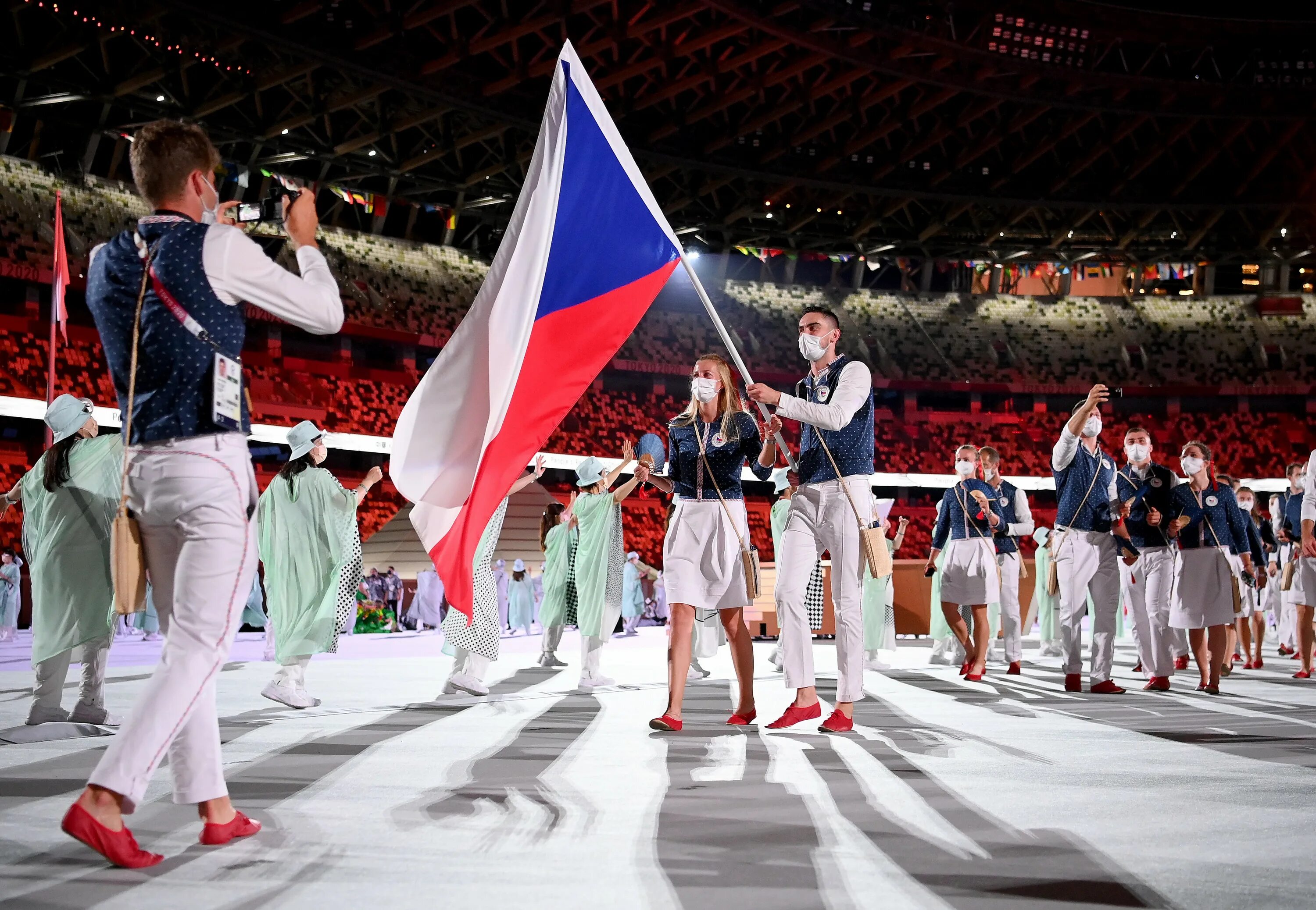 Где проходят олимпийские игры 2024 года. Шарапова знаменосец Российской сборной. Олимпийские игры фото. Форма российских спортсменов на Олимпиаде.