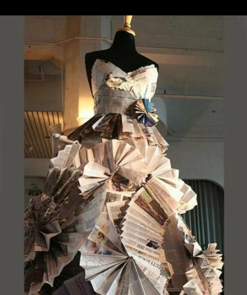 Платье из необычных материалов для конкурса. Костюм из подручных материалов. Необычные платья из подручных материалов. Костюм из нетрадиционных материалов. Платье из необычных материалов.