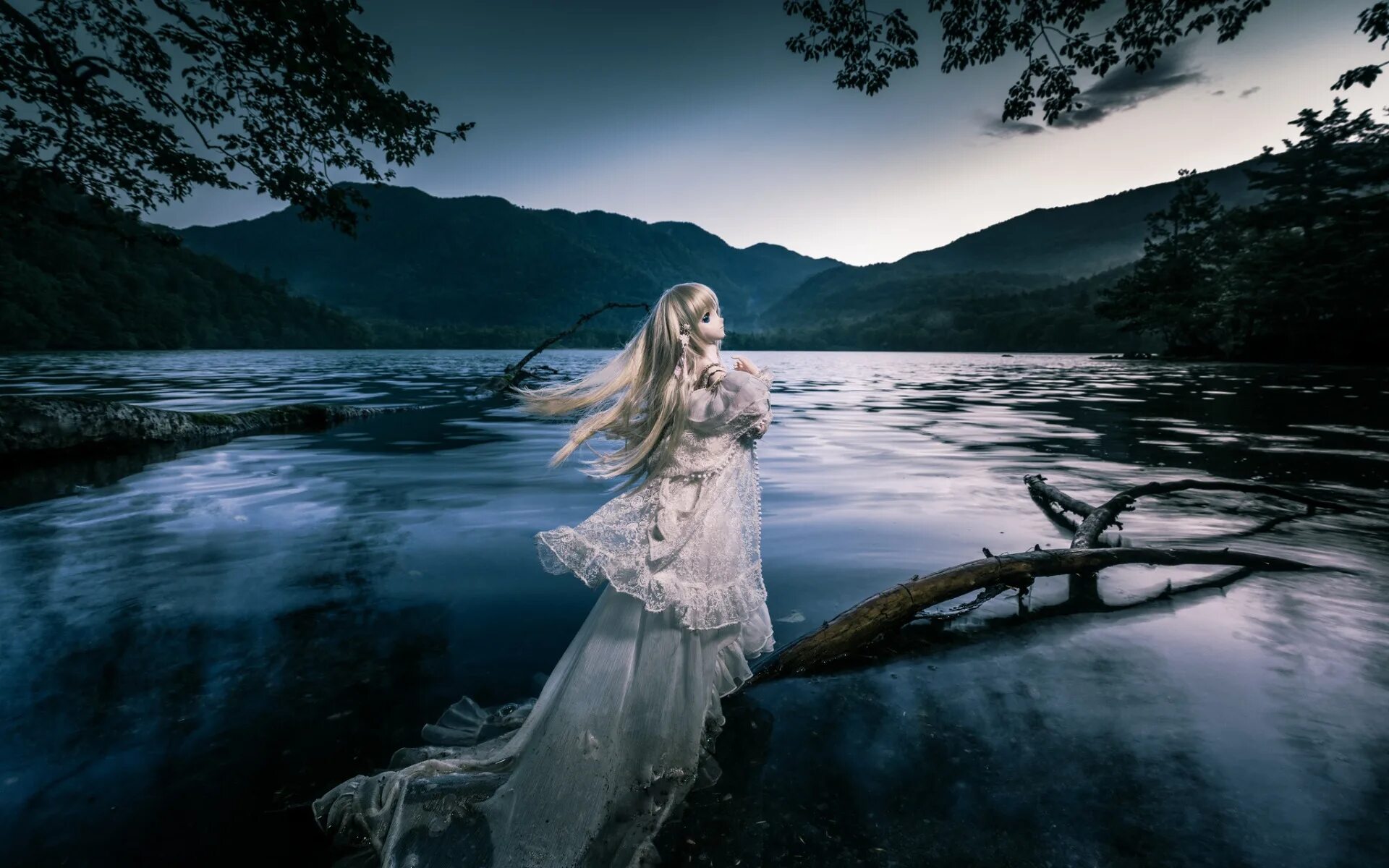 Девушки в белых платьях и венках ночь. Красивые куклы для девочек. Красивые куклы. Аниме девочка на фоне ночного города. Куклы для девочек.