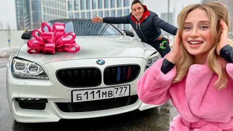 Первый подарил машину второй на ней