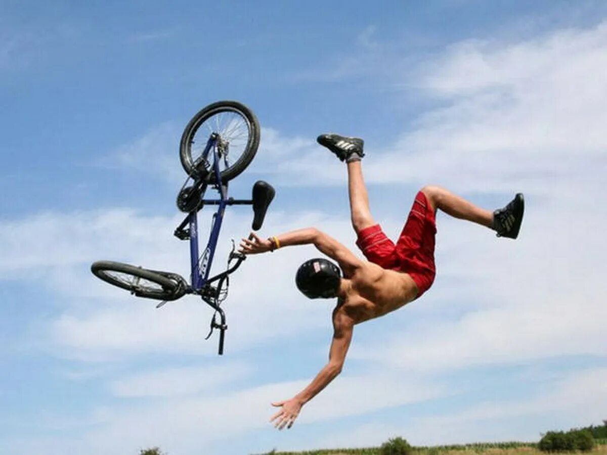 Прыгать нужно в тот момент. Экстремальные виды спорта. Необычные виды спорта. Велосипедист в воздухе.