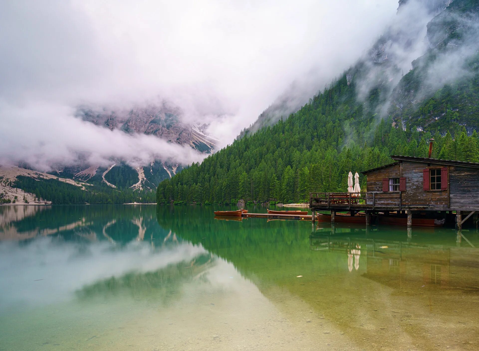 Домик у озера в тумане. Мостик на озере. Old lake. Домик с водяной мельницей. Пейзаж эстетика.