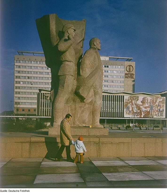 Памятник марксу в берлине. Памятник ленину в берлине томский. Гдр памятник ленину. Памятники гдр. Гдр памятник ленину.