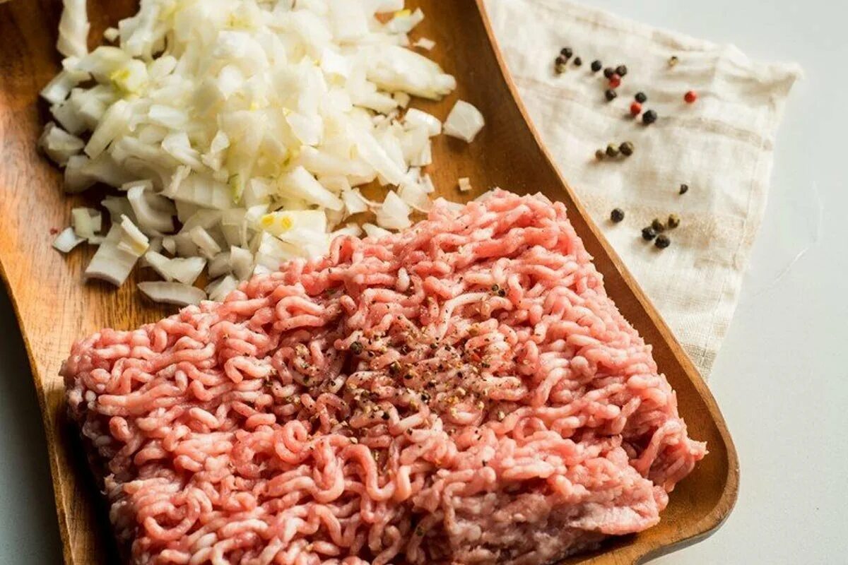 Как приготовить фарш что добавлять. Фарш с луком. фарш мясной с луком. фарш луковый.