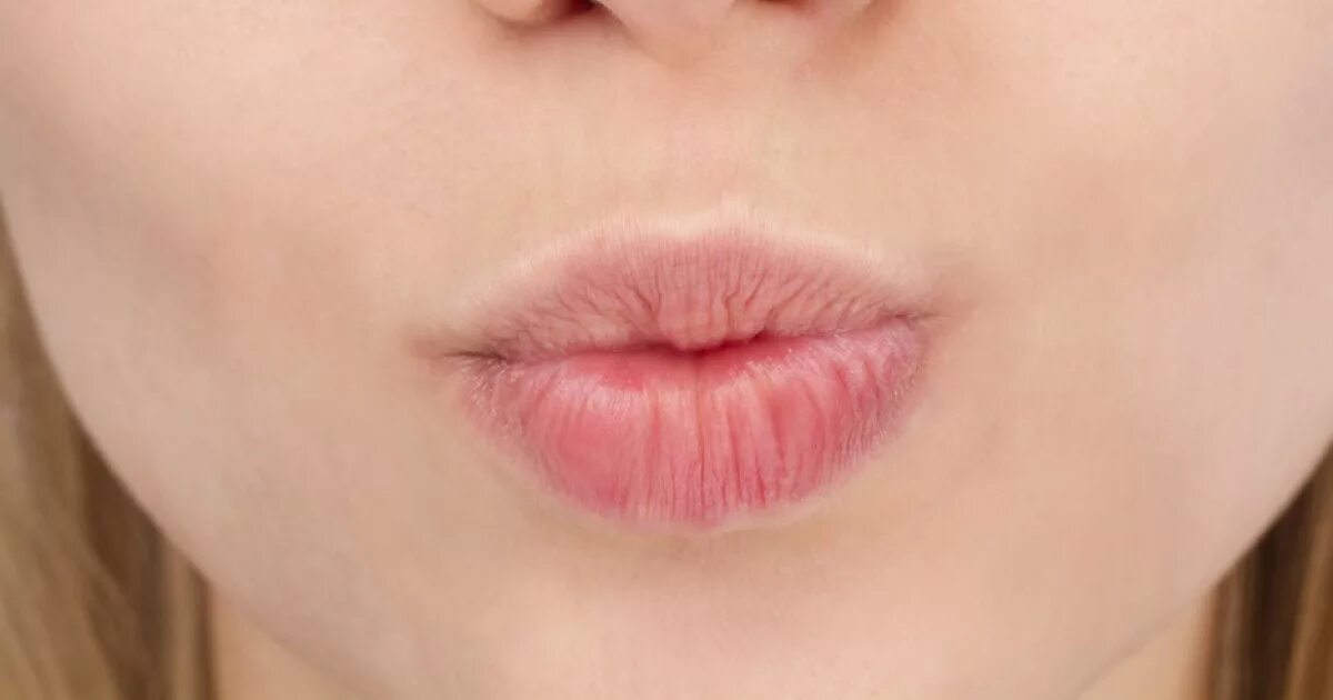 Close lips. Губки женские. Женские губы картинки. Губы в поцелуе без помады. Губы без лица.