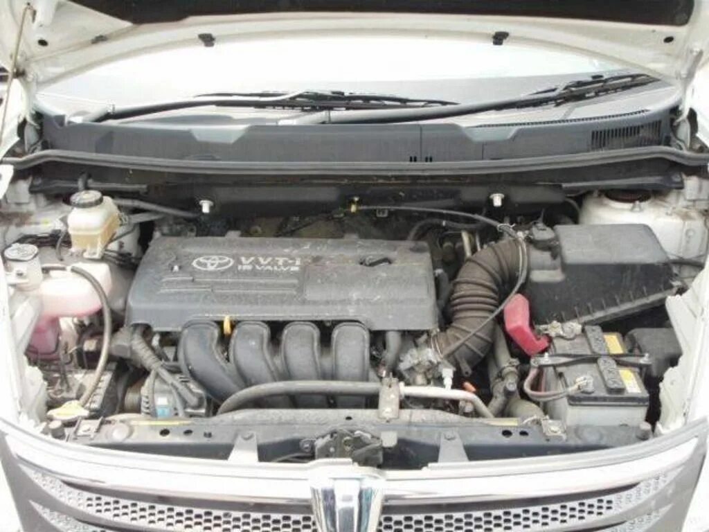 Двигатель 2 gr-fe топливная система. Toyota isis двигатель. Акб тойота исис. 3gr-fe двигатель. Тойота исис подкапотка.