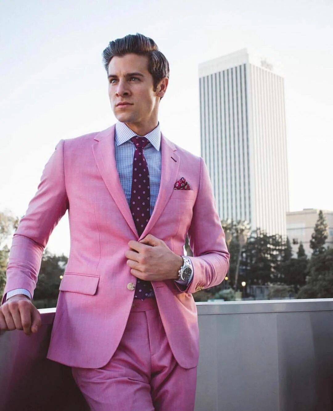 Парень в розовом. Парень в розовом. Розовая одежда для мужчин. Мужик в розовом. Розовая одежда для мужчин показ.