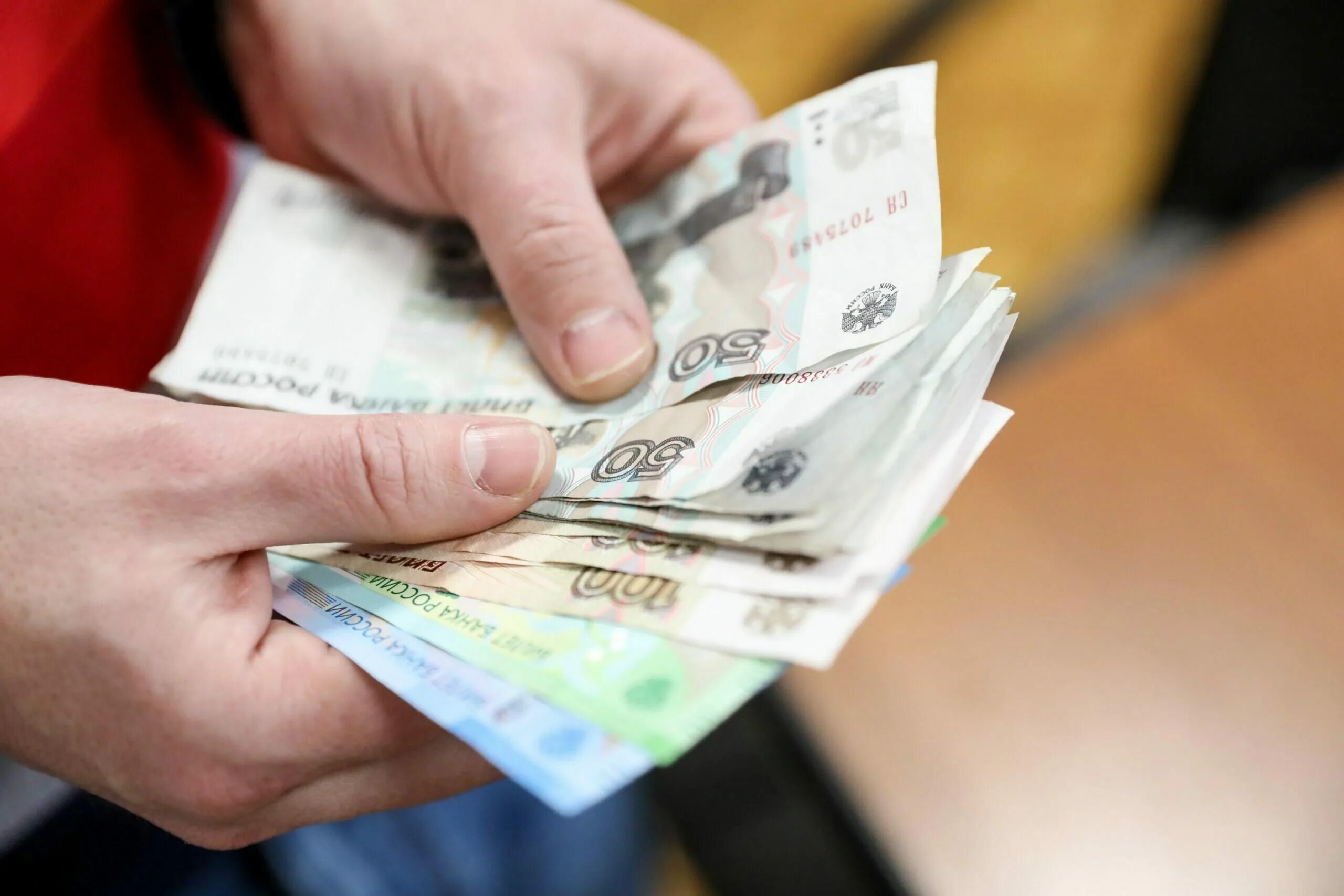 Социальные выплаты уменьшают. Деньги пособия. деньги социальные выплаты. денежная компенсация. выплаты картинки.