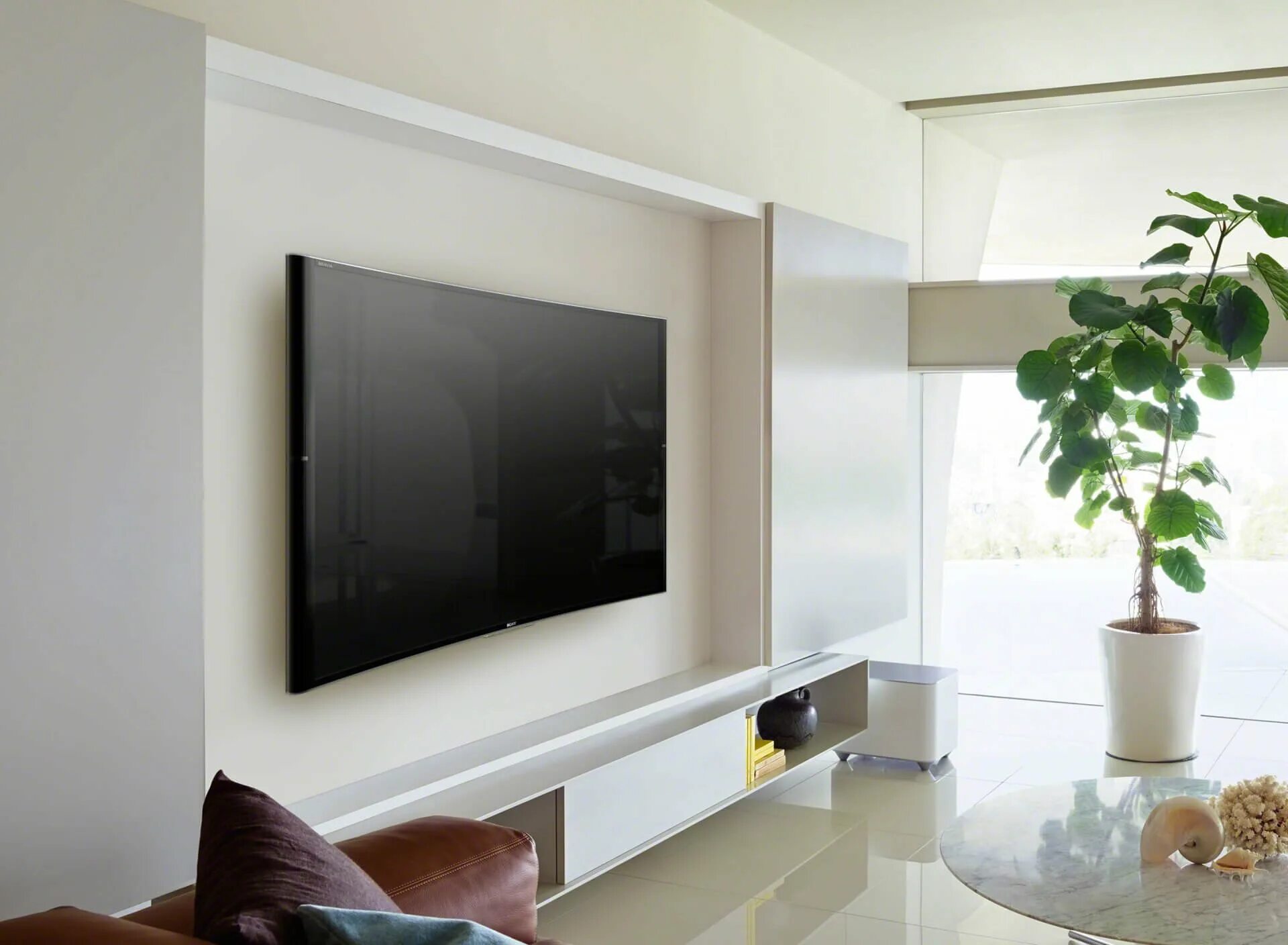 TV Wall Bracket 65 дюймов. Телевизор на стене. Плазменный телевизор на стене. Телевизор в интерьере. Телевизор sdx купить