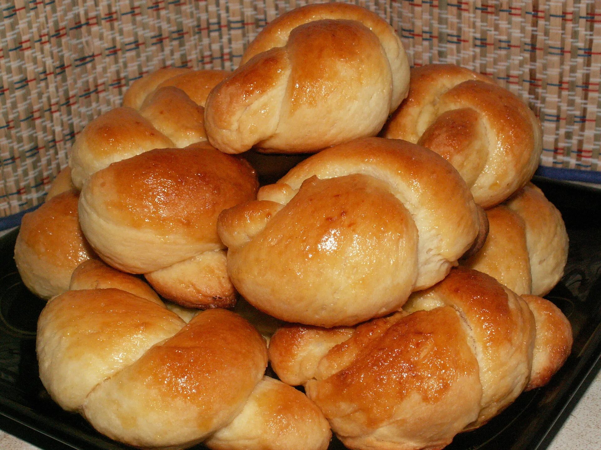 Плюшки с сахаром с сухими дрожжами. Булочки. Русские булочки. Плюшки к чаю. Булочки домашние.