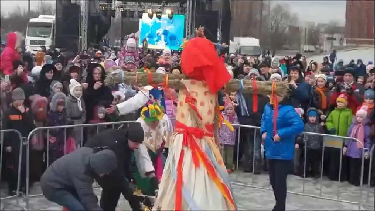 Сжигание чучела пенза. Парк Малиновка Масленица. Праздник Масленицы в парке Малиновка в СПБ. Сожжение чучела Пенза. Масленица парк Харинка.