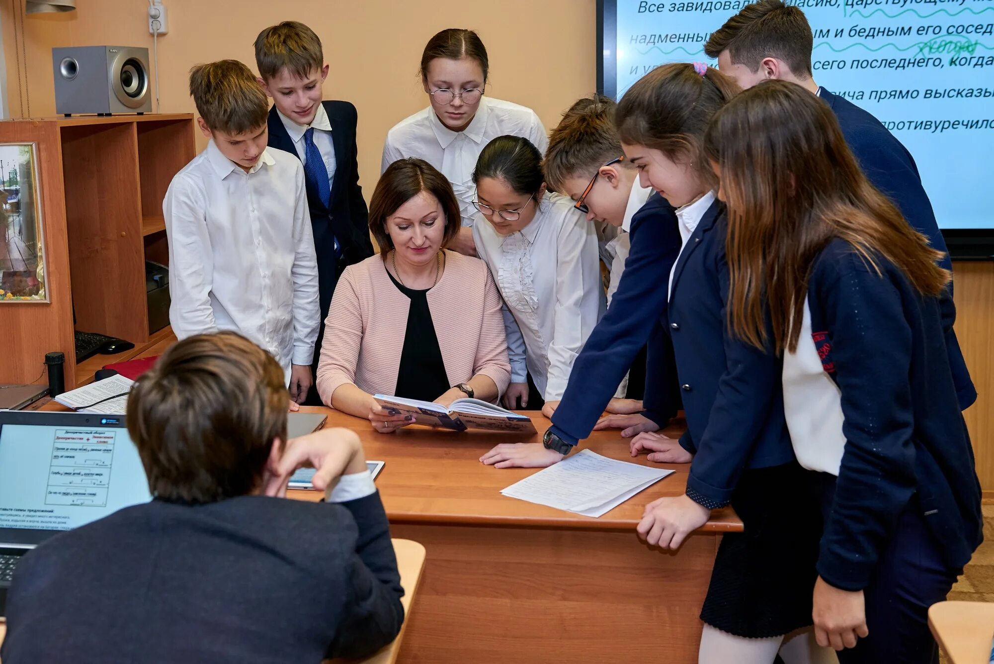 Кружок для детей. Радостный учитель. Учебный центр для детей. Реклама программы дополнительного образования. Педагог и дети.