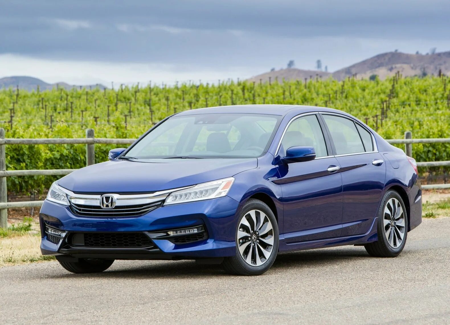 Хонда гибрид характеристики. Хонда аккорд 2017. honda accord новая. honda accord 2017 года. honda accord 2017 гибрид.