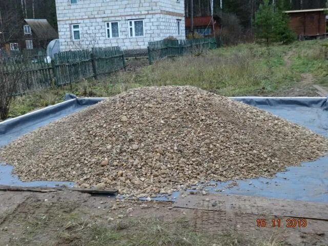 Куб щебня сколько это визуально. 2,5 куба щебня. 2 куба щебенки 5.20. 3 тонны щебня. 2 тонны щебня.
