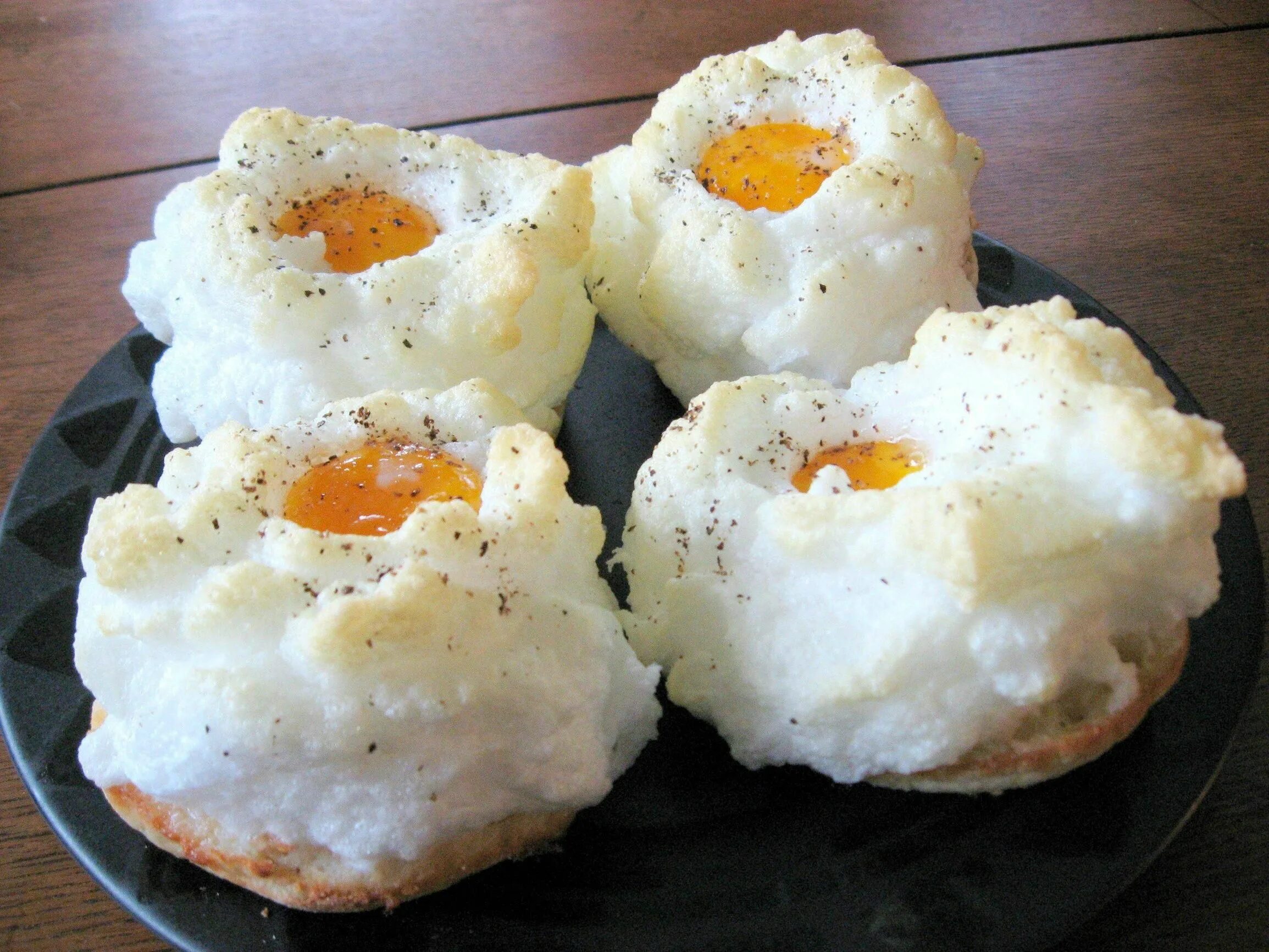 Яичный пост. Яйца облака в духовке. Яичница облачко. Завтрак из яиц. Яичные облака.