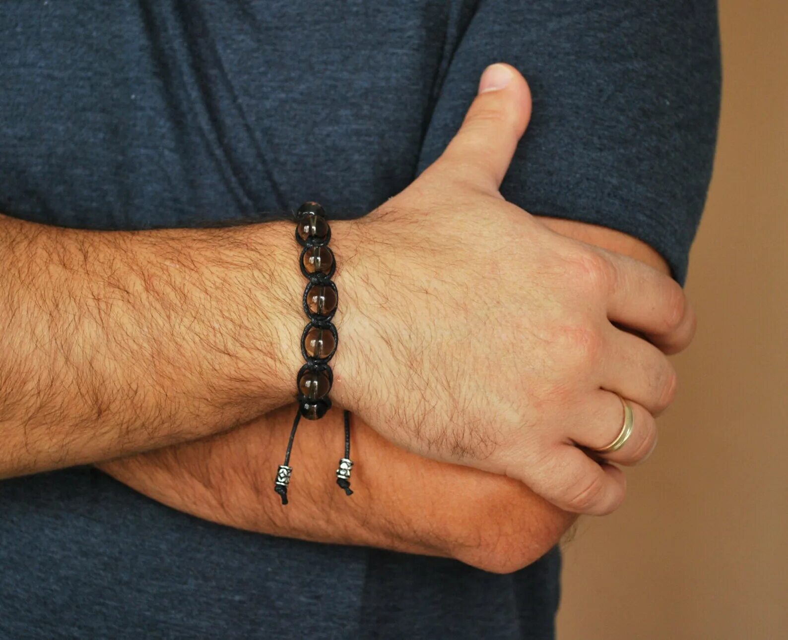 Тонкие браслеты. Мужские браслеты рядом. Браслет мужской. Мужской браслет faith (24 см). Тонкие браслеты для мужчин.