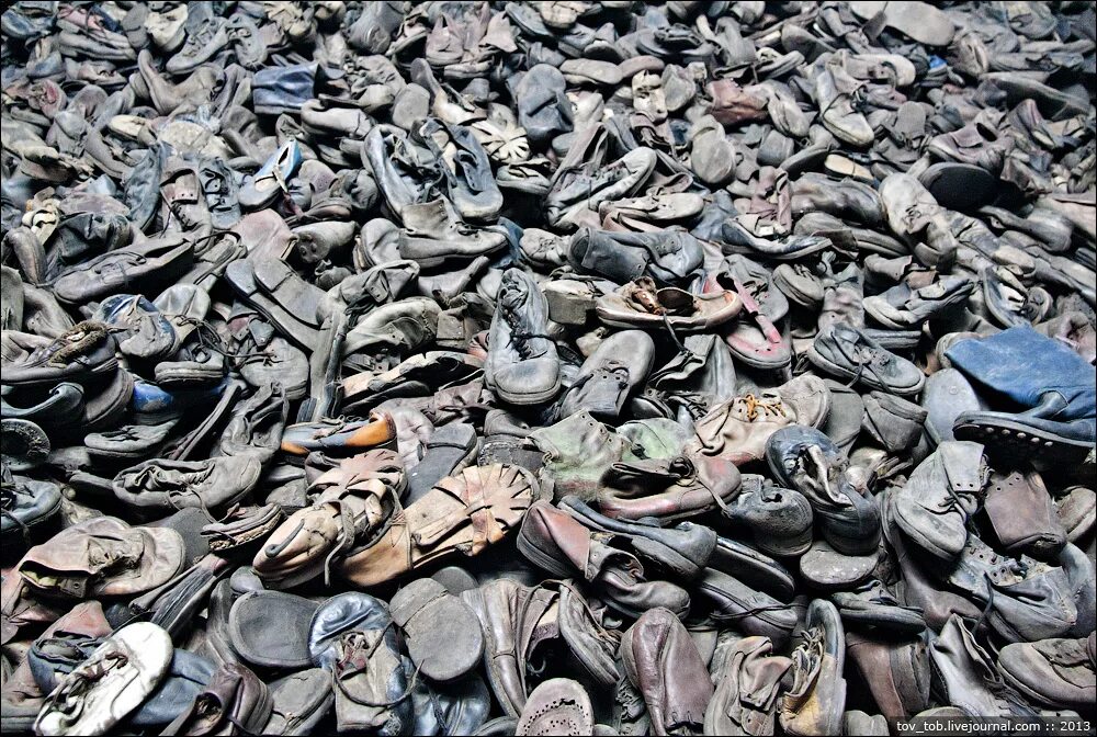 Концентрационный лагерь Аушвиц. Узники Освенцим Аушвиц. Концлагерь Аушвиц одежда заключенные. Сбежавшие вещи