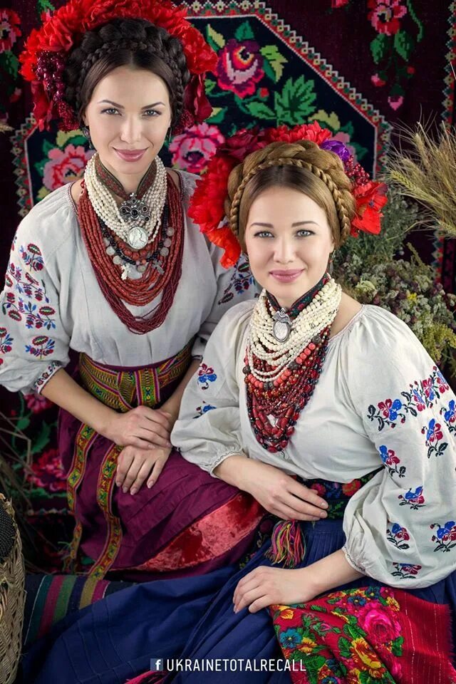 Украинская одежда 6. Украинский костюм. Украинский национальный наряд. Украинский костюм женский. Традиционная украинская одежда женская.
