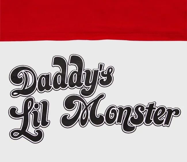 Daddy's lil. Надпись на футболке Харли Квин. Надпись на футболке Харли Квинн Daddy's Lil Monster. Надпимь на футболке Харли Квин. Надпись на футболке Хали Квин.