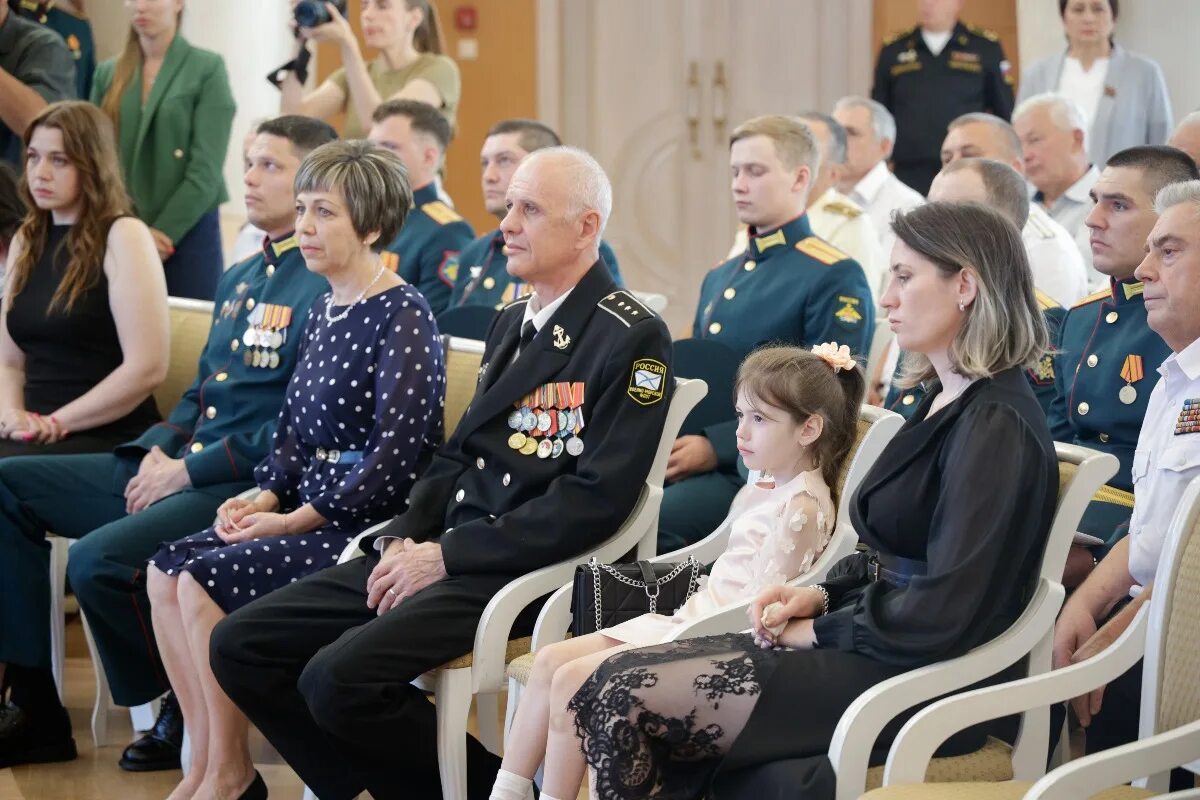 Семья офицера. Встреча с героем России в школе. Министерство обороны семьи. Офицеры на сво на награждении.